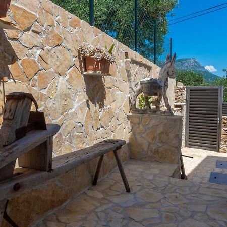 Plum Holiday Home Kaštel Stari Exterior foto